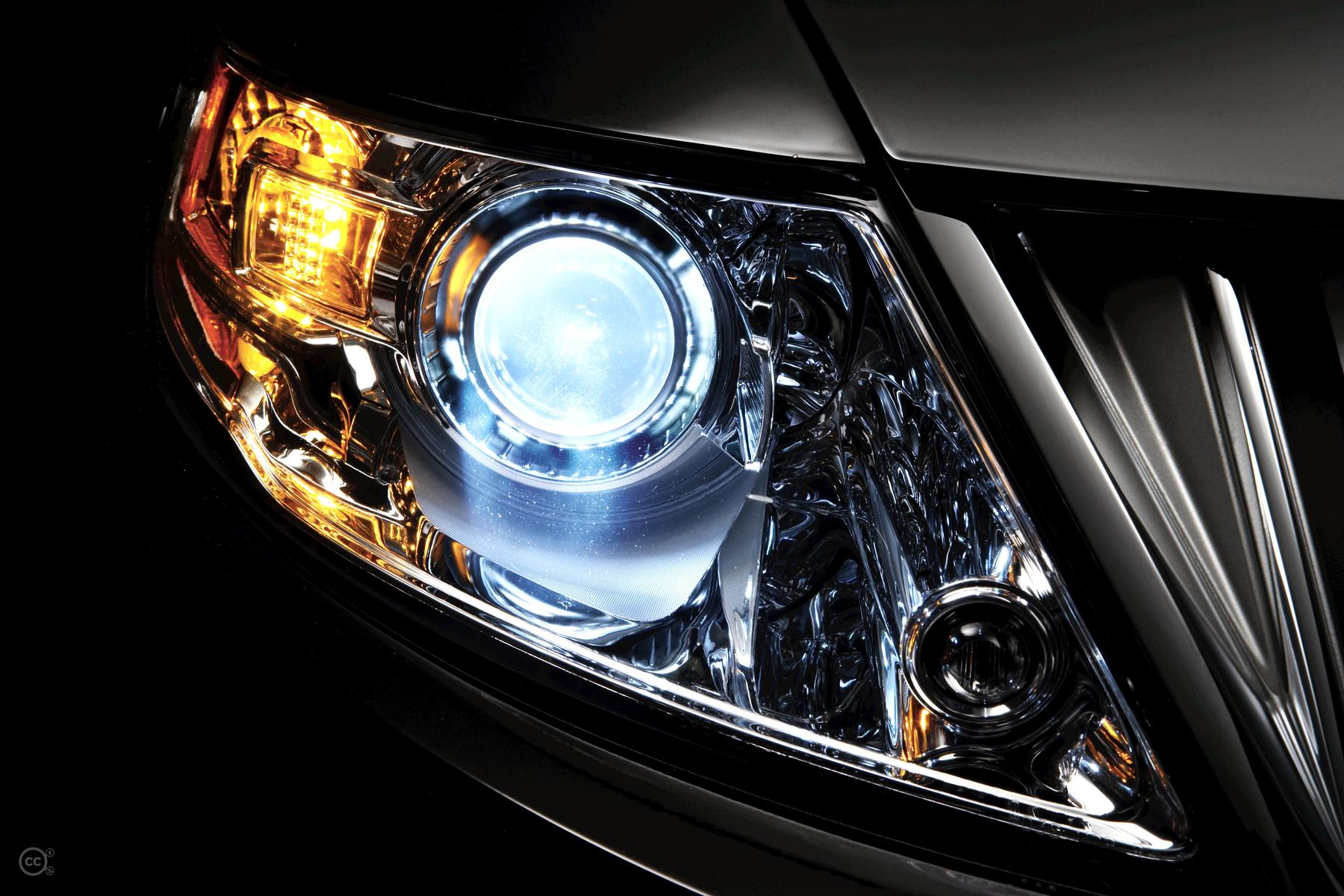 Image of auto detailing products, Nighttime visibility - File:Lincoln xenon headlamp.jpg